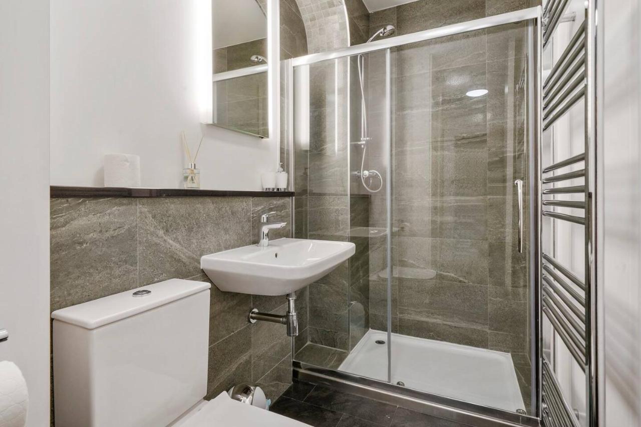 Lovely Central Wakefield Apartment - Parking Extérieur photo
